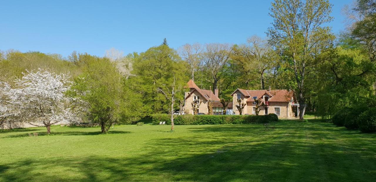 Gite Dans Un Domaine Historique Шеврьоз Екстериор снимка