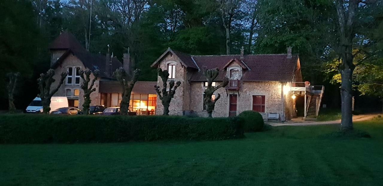 Gite Dans Un Domaine Historique Шеврьоз Екстериор снимка