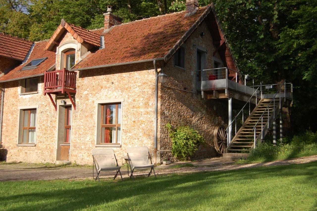 Gite Dans Un Domaine Historique Шеврьоз Екстериор снимка
